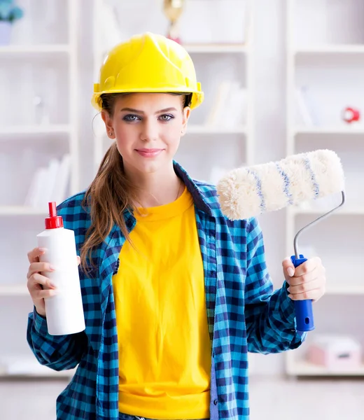 Mujer joven pintando en casa —  Fotos de Stock