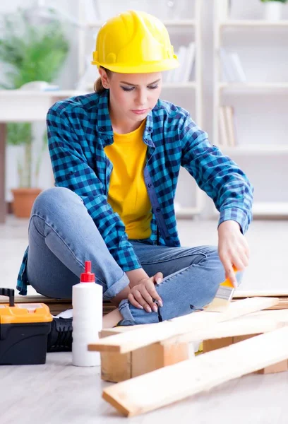 Reparador feminino carpinteiro corte juntando tábuas de madeira fazendo r — Fotografia de Stock