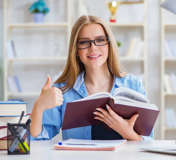 Joven adolescente estudiante preparándose para los exámenes en casa —  Fotos de Stock