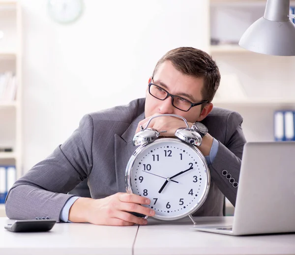 Acil ve son teslim tarihi konseptinde alarm veren bir işadamı.