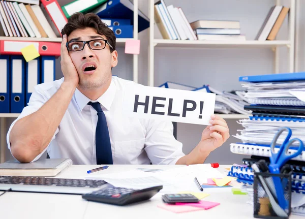 Frustrierter Geschäftsmann wütend im Büro — Stockfoto