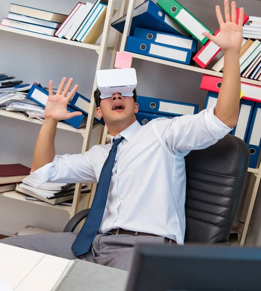 El empleado viendo la película en gafas de realidad virtual vr — Foto de Stock