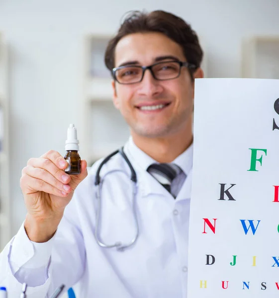 Médico ocular en concepto médico —  Fotos de Stock