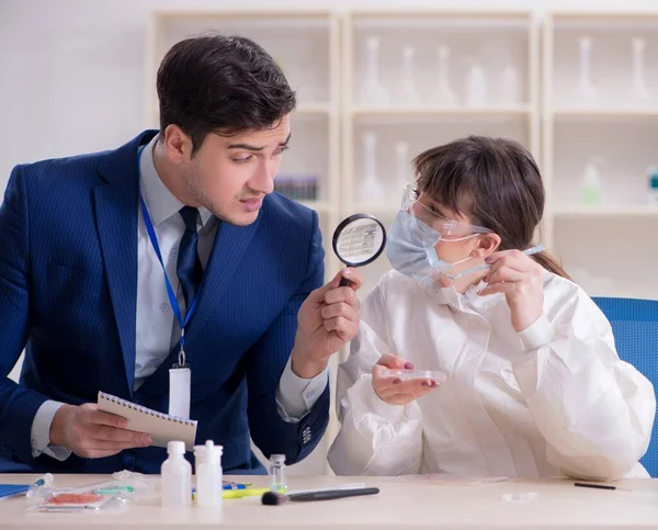 Criminólogo experto trabajando en el laboratorio para obtener evidencia —  Fotos de Stock