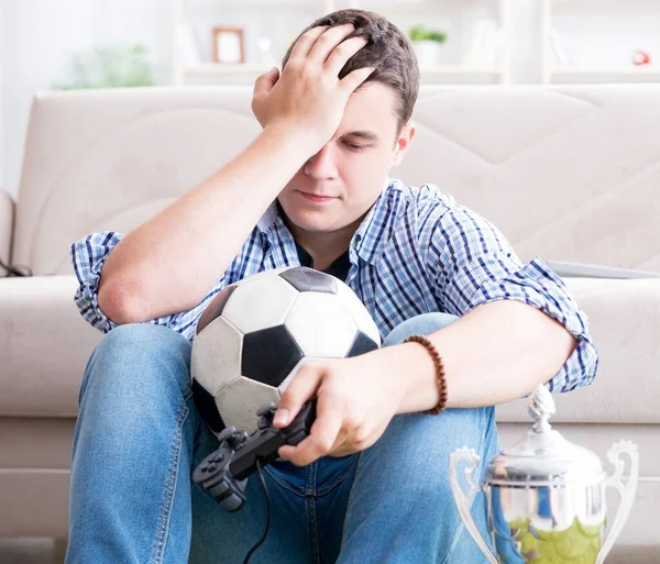 Hombre joven jugando juegos de ordenador en casa — Foto de Stock