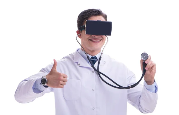 Médico vestindo um vr realidade virtual headset isolado em branco ba — Fotografia de Stock