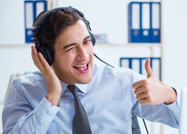 Sales assistent luisteren naar muziek tijdens lunchpauze — Stockfoto