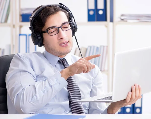 Operador del centro de llamadas hablando con el cliente en vivo — Foto de Stock