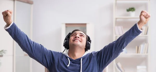 Unge man lyssnar på musik hemma — Stockfoto