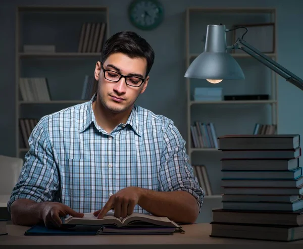 Student förbereder sig för tentamen sent på kvällen — Stockfoto