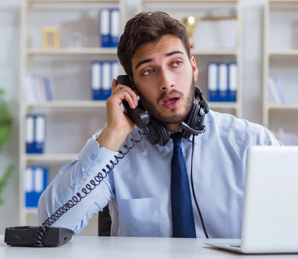 Funcionário de call center trabalhando no escritório — Fotografia de Stock