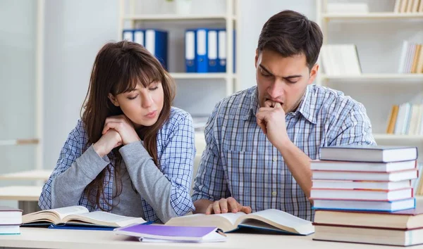 Estudiantes sentados y estudiando en la universidad — Foto de Stock