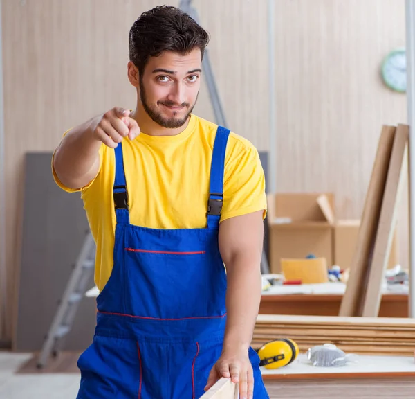 Ung reparatör snickare arbetar skärande trä — Stockfoto