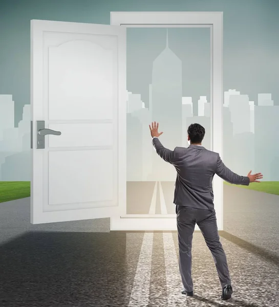 Üzletember az ajtó előtt az üzleti lehetőségek koncepciója — Stock Fotó