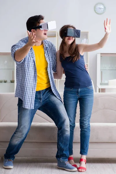 Den unga familjen spelar spel med virtual reality glasögon — Stockfoto