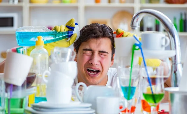 L'homme frustré d'avoir à laver la vaisselle — Photo