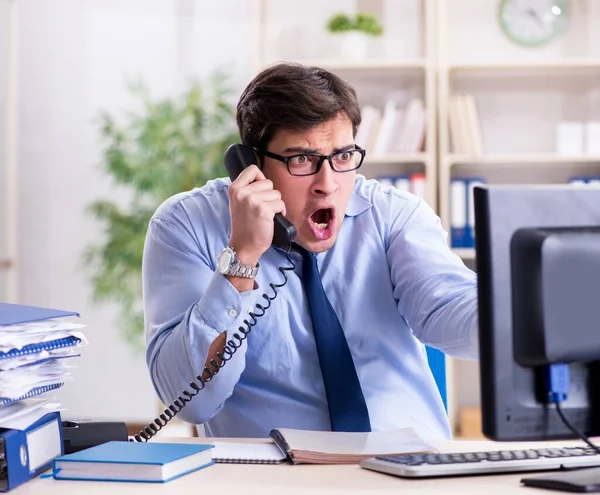 Üzletember frusztrált sok telefonhívás miatt. — Stock Fotó
