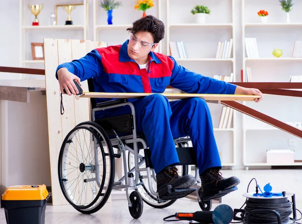 Falegname disabile che misura in officina — Foto Stock