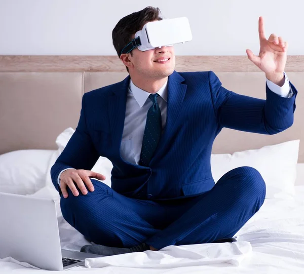 Empresário vestindo um fone de ouvido realidade virtual no quarto — Fotografia de Stock