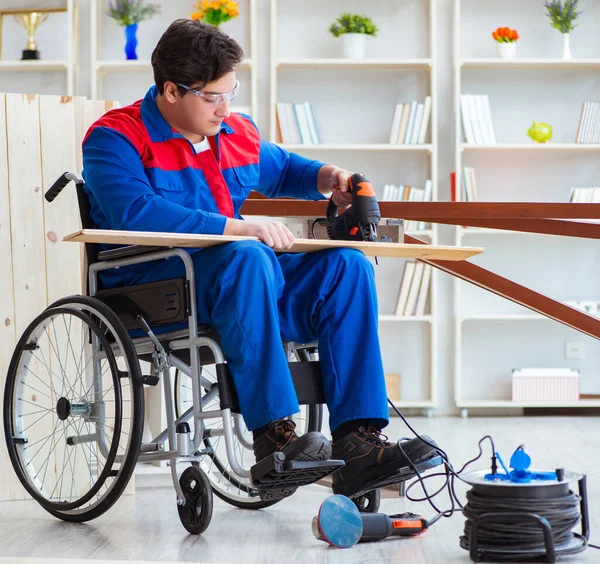 Uomo disabile che lavora con sega circolare — Foto Stock