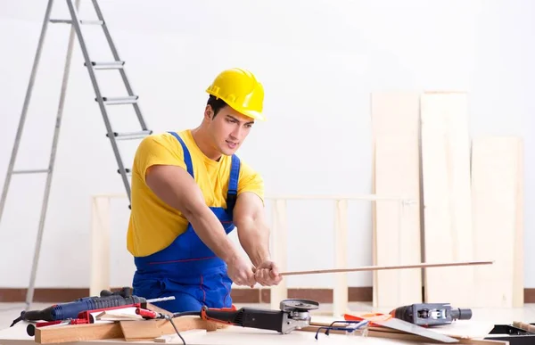 Reparador de piso decepcionado com o seu trabalho — Fotografia de Stock