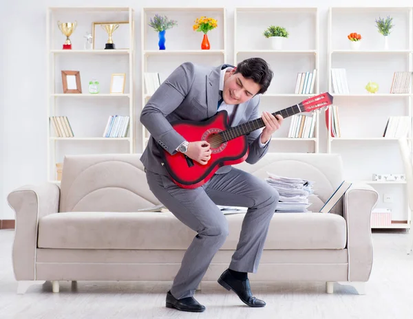 Empresario celebrando ir de vacaciones — Foto de Stock