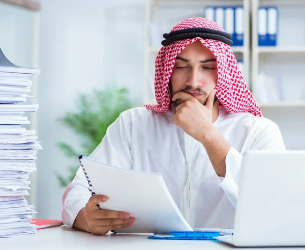 Arabisk affärsman som arbetar på kontoret med pappersarbete med en pi — Stockfoto