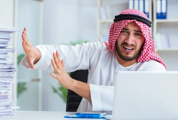Arabski biznesmen pracujący w biurze robi papierkową robotę z pi — Zdjęcie stockowe