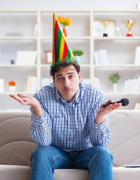 Uomo divertente che canta canzoni nel karaoke a casa — Foto Stock