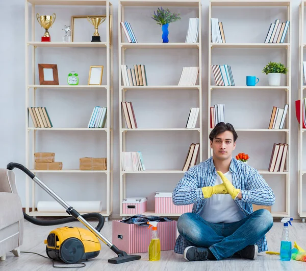 Homme faisant le ménage à la maison — Photo