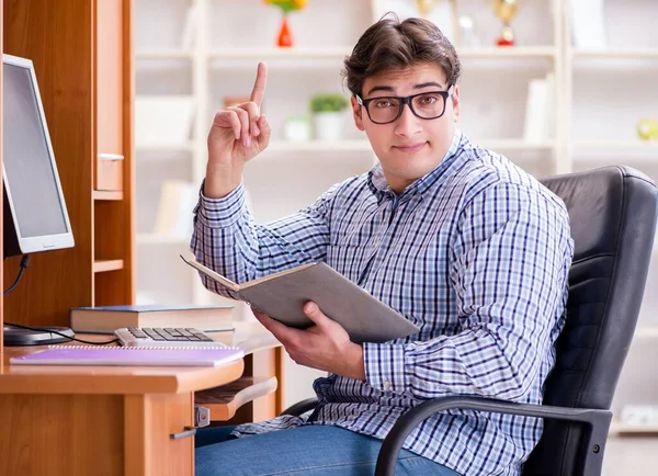 Joven estudiante en la mesa de computadoras — Foto de Stock