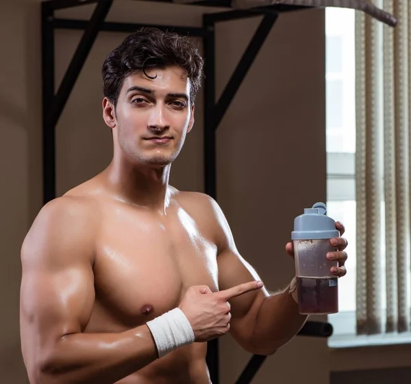 Mężczyzna z suplementów diety w siłowni sportowej — Zdjęcie stockowe