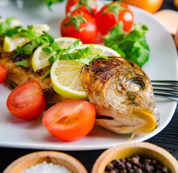 Pesce fritto servito sul piatto — Foto Stock