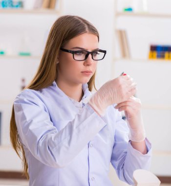 Diş hekimliği öğrencisi sınıfta pratik yapıyor.