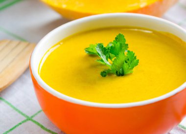 Masada servis edilen kabak çorbası.