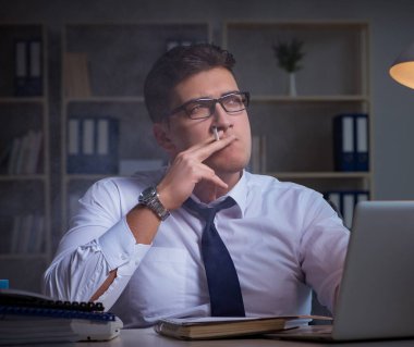 Stres altındaki iş adamı ofiste sigara içiyor