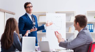 Ofisteki çalışanlarla olan iş görüşmesi.