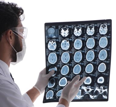Röntgen görüntülerine bakan genç doktor beyazda izole edilmiş.