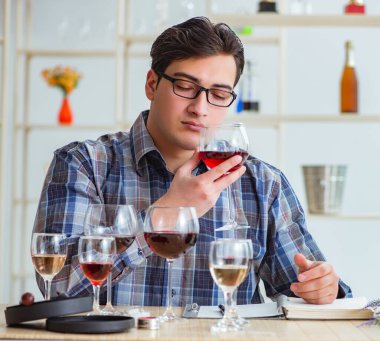 Profesyonel şarap garsonu kırmızı şarap tadıyor.