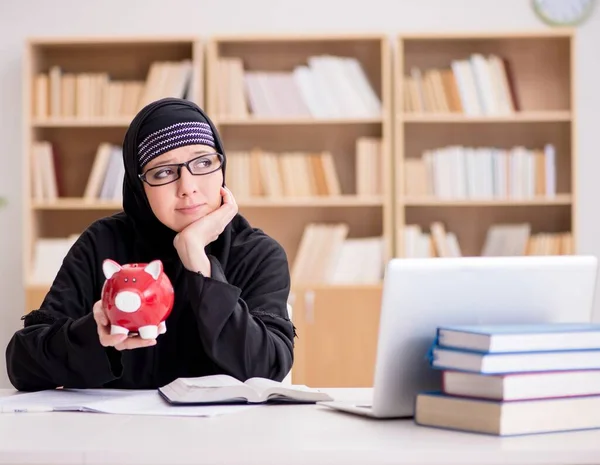 Chica musulmana en hiyab estudiando preparación para los exámenes —  Fotos de Stock