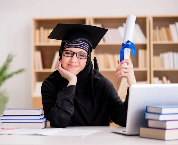 Chica musulmana en hiyab estudiando preparación para los exámenes —  Fotos de Stock