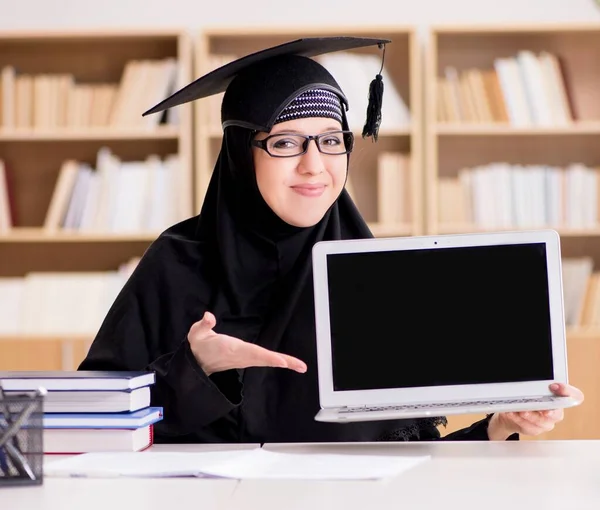 Chica musulmana en hiyab estudiando preparación para los exámenes —  Fotos de Stock
