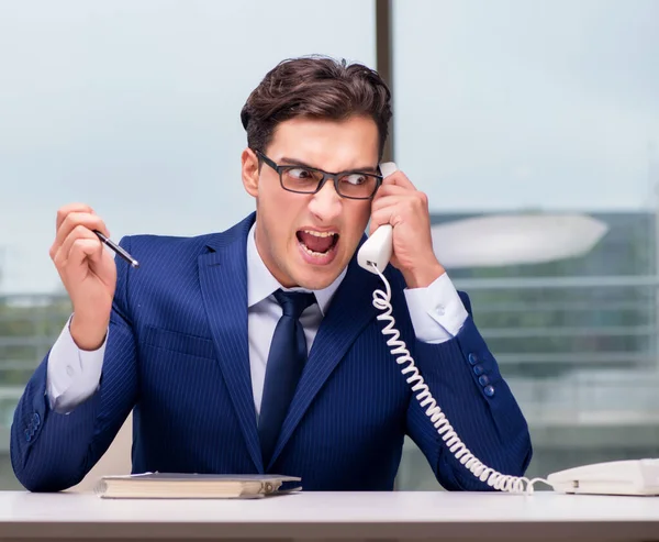 Angry call center empregado gritando com o cliente — Fotografia de Stock