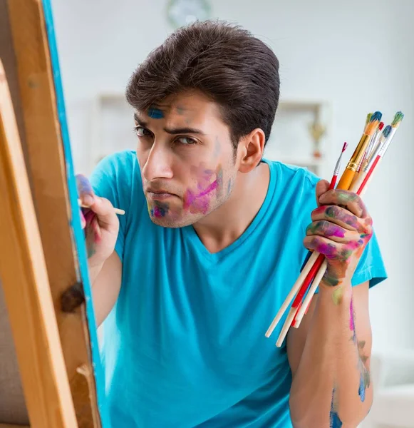 Jovem artista engraçado trabalhando em nova pintura em seu estúdio — Fotografia de Stock