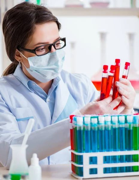 Química feminina a trabalhar no laboratório hospitalar — Fotografia de Stock