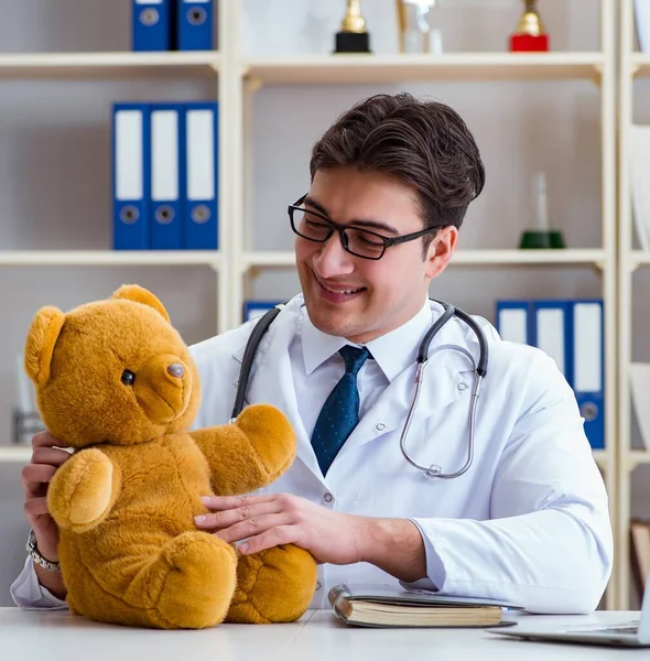 Médecin vétérinaire pédiatre tenant un examen dans le off — Photo