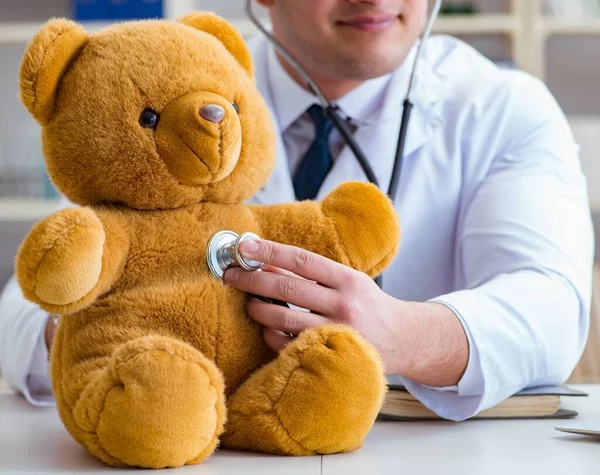 Läkare veterinär barnläkare som håller en undersökning i off — Stockfoto