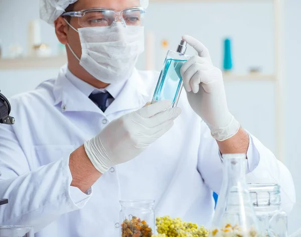 Chemik mieszający perfumy w laboratorium — Zdjęcie stockowe