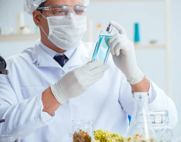 Químico mezclando perfumes en el laboratorio — Foto de Stock