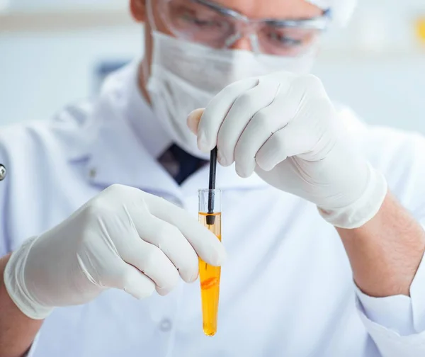 Arzt testet Urin von Patienten für medizinische Zwecke — Stockfoto